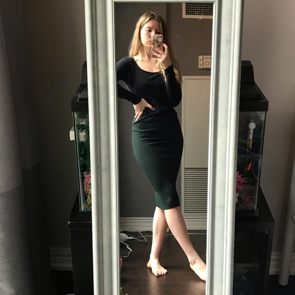 ๐ฆ3/50$ deep green ribbed midi skirt - Picture 1 of 6